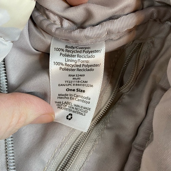 Time and Tru soft pastel camo crossbody quilted purse. - Picture 10 of 13